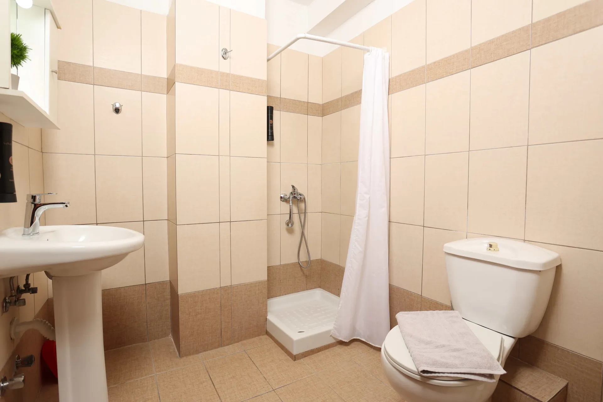 Tiara Holidays - Gregory Apartments - Family Studio - bathroom